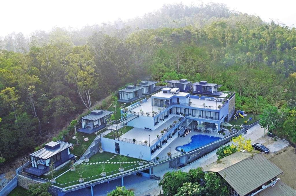 Thiết Kế Cảnh Quan Villa Phố 7x20: Giải Pháp Tối Ưu Không Gian 3 Toàn cảnh cảnh quan villa phố giữa rừng, với sân sau rộng, hồ bơi, lối đi uốn cong và các không gian chức năng bố trí hài hòa.