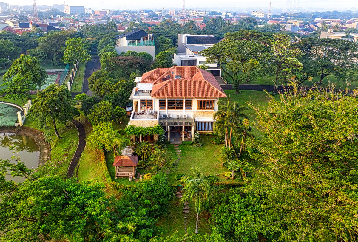 Cây Che Nắng Hướng Tây Cho Sân Vườn: 8 Loại Và Cách Trồng 3 Biệt thự mái ngói giữa khu vườn cây nhiệt đới nhìn từ trên cao