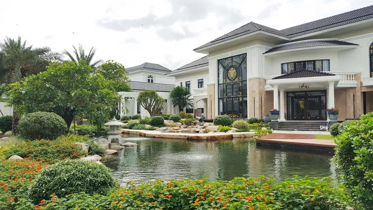 Vị Trí Hồ Nước Và Cây Lớn: Bí Quyết Bố Trí Sân Vườn Phong Thủy 2 Biệt thự sân vườn cao cấp với vị trí hồ nước và cây lớn hài hòa, hồ nước rộng rãi trước nhà kết hợp cây xanh tán rộng, điều hòa phong thủy và tạo sinh khí.
