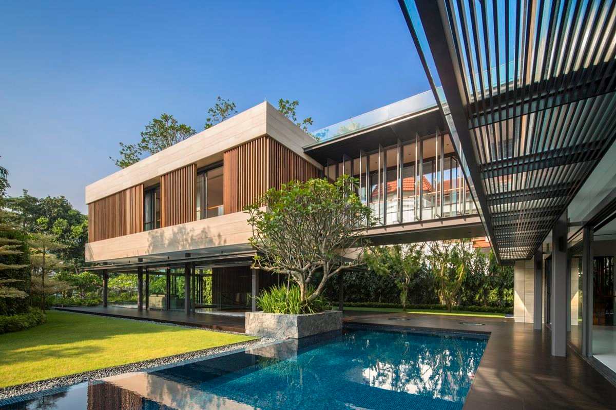 Bố cục sân vườn kiểu resort với hồ bơi và cây xanh quanh biệt thự