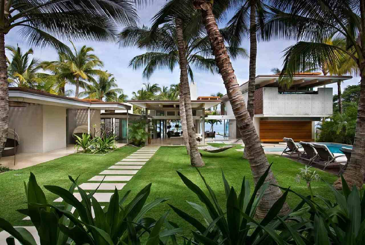 Bố Cục Sân Vườn Kiểu Resort: Cảnh Quan Nghỉ Dưỡng Đẳng Cấp 4 Biệt thự sân vườn kiểu resort với hàng dừa và lối đi lát đá