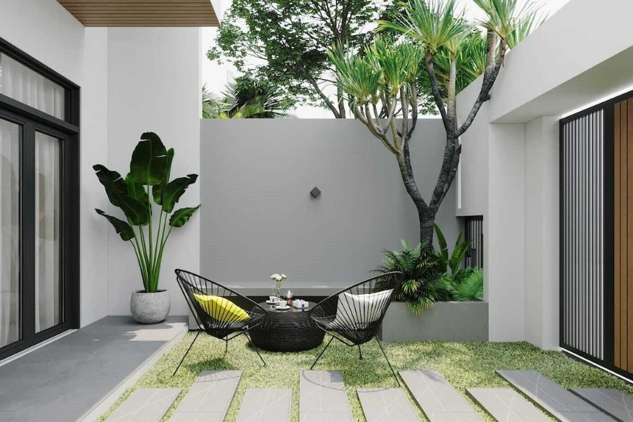 Cảnh Quan Minimalist Garden: Giải Pháp Làm Mới Không Gian Ngoài Trời Với Tối Giản Thực Dụng 3 Thiết kế cảnh quan Minimalist Garden với ghế sắt đen, cây lớn, nền cỏ và lối đi đá xám tạo nên không gian sân vườn tối giản và hiện đại.