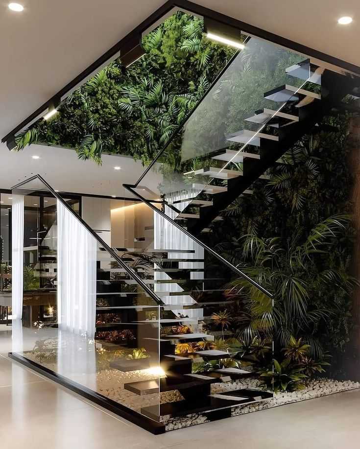 Cầu Thang Kính: Khi Ánh Sáng Và Cảnh Quan Gắn Kết Không Gian Sống 2 Cầu thang kính kết hợp vườn tường xanh trong nhà biệt thự