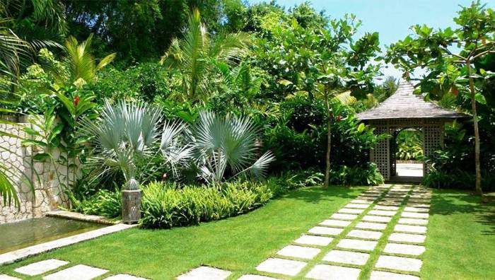 Cây Xanh Sân Vườn Tạo Nên Không Gian Biệt Thự Đầy Sinh Khí 4 Lối đi lát đá sân vườn với cây xanh rậm rạp và vọng lâu phong cách Á Đông