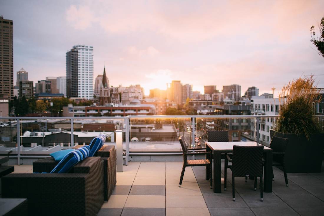 Thiết Kế Cảnh Quan Căn Hộ Penthouse: 7 Ý Tưởng Đẹp Đẳng Cấp 2026 5 Chiếu sáng cảnh quan sân thượng penthouse lúc hoàng hôn