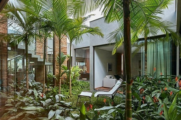 Chúng tôi không chỉ là những người trồng cây, chúng tôi là các kiến trúc sư định hình không gian sống:

Phân tích tọa hướng: Chúng tôi xem xét hướng nắng, hướng gió và tuổi của gia chủ để tư vấn loại cây phù hợp nhất.

Thiết kế cá nhân hóa: Mỗi mẫu cảnh quan trước nhà là một bản tuyên ngôn về phong cách sống riêng biệt.

Chất lượng thực vật tuyển chọn: Chỉ cung cấp những cây khỏe mạnh, dáng đẹp, đạt tiêu chuẩn khắt khe về thẩm mỹ.