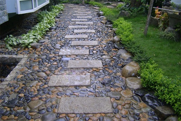 Lối đi lát đá cuội trang trí sân vườn kết hợp đá bước dặm tự nhiên