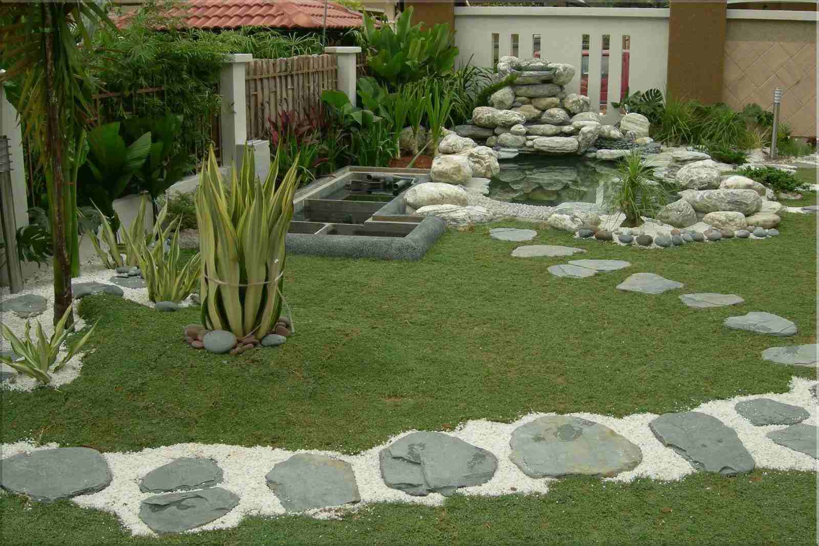 Đá Cuội Trong Thiết Kế Cảnh Quan: Vật Liệu Nhỏ Tạo Nên Sự Khác Biệt Lớn 4 Một khu vườn nhỏ với thiết kế tiểu cảnh hồ nước
