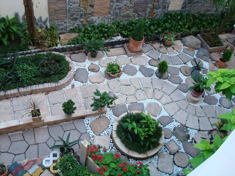Đá Cuội Và Sỏi Trang Trí: Bí Mật Nhỏ Làm Nên Cảnh Quan Lớn 3 Thiết kế sân vườn nhà phố dùng đá cuội – sỏi trang trí xen kẽ đá lát tạo lối đi nghệ thuật và phân vùng cây xanh rõ ràng, sạch sẽ và đẹp mắt.