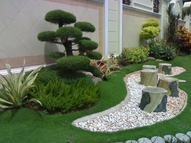 Đá sỏi trang trí sân vườn kết hợp bonsai và cỏ xanh tinh tế