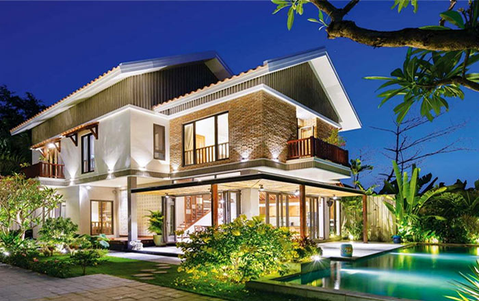 Lối đi sân vườn về đêm được chiếu sáng bởi đèn sân vườn dạng tròn, đèn âm bậc thang và đèn âm đất.