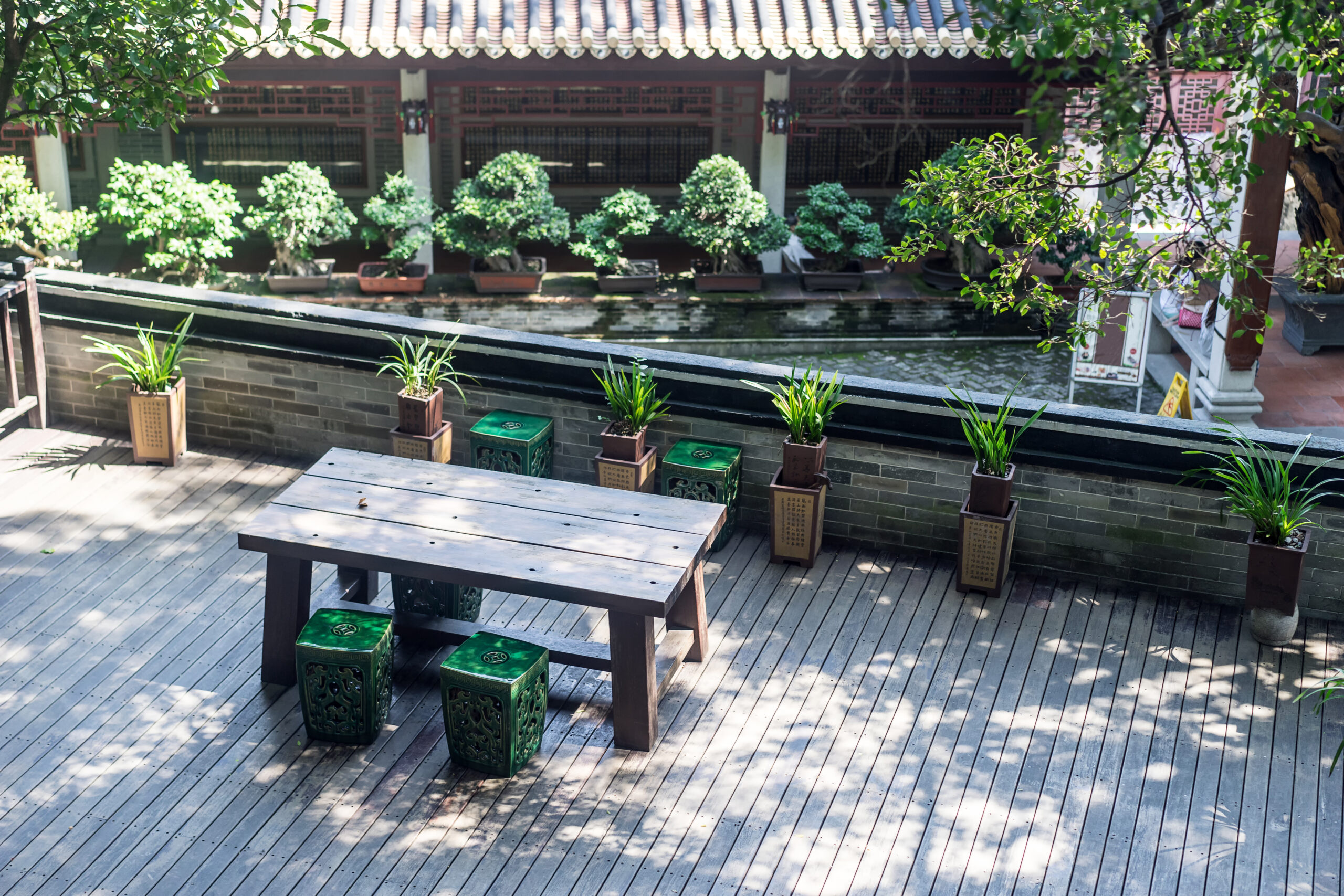 10 Loại Vật Liệu Tự Nhiên Được Ưa Chuộng Trong Thiết Kế Sân Vườn 3 sân vườn tropical, gỗ là chất liệu khiến mọi thứ trở nên ấm áp và gần gũi hơn