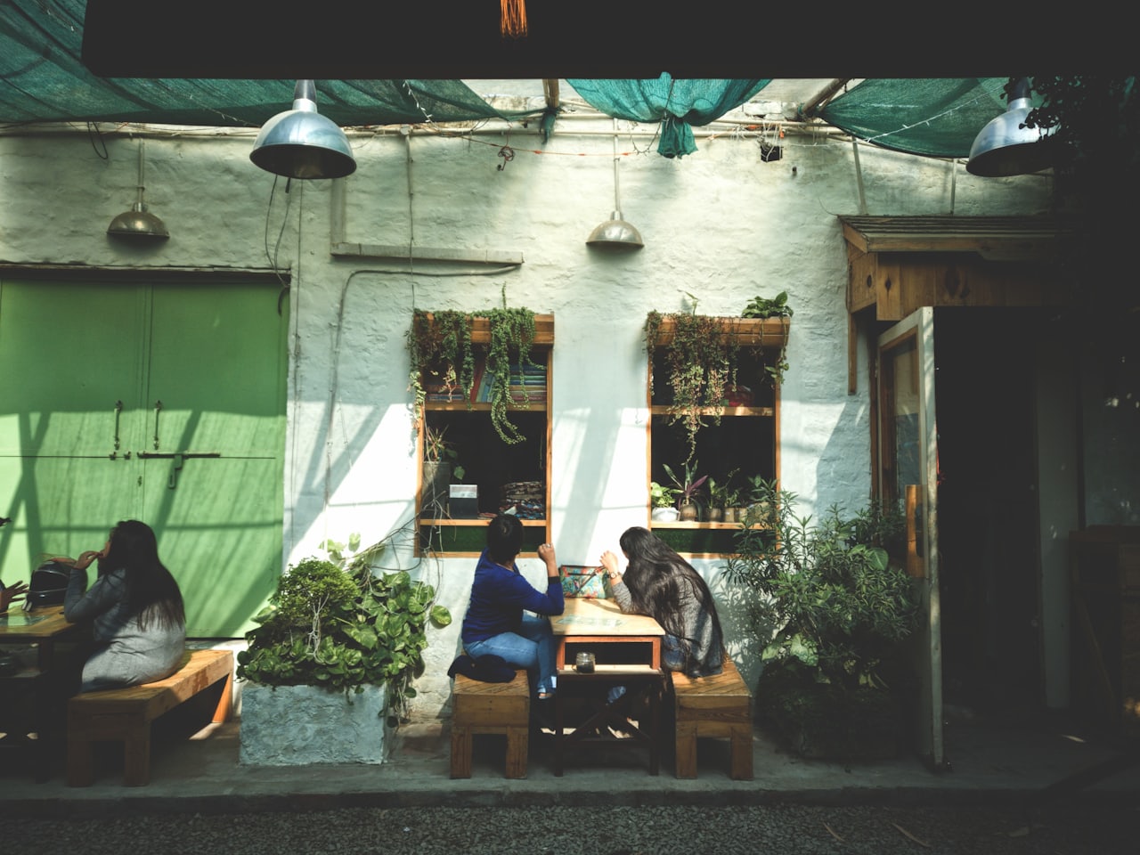 Góc cafe trang trí cây cảnh và tiểu cảnh nhỏ
