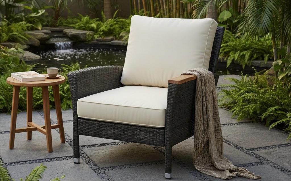 góc thư giãn ngoài trời cạnh hồ cá và thác nước đá tự nhiên