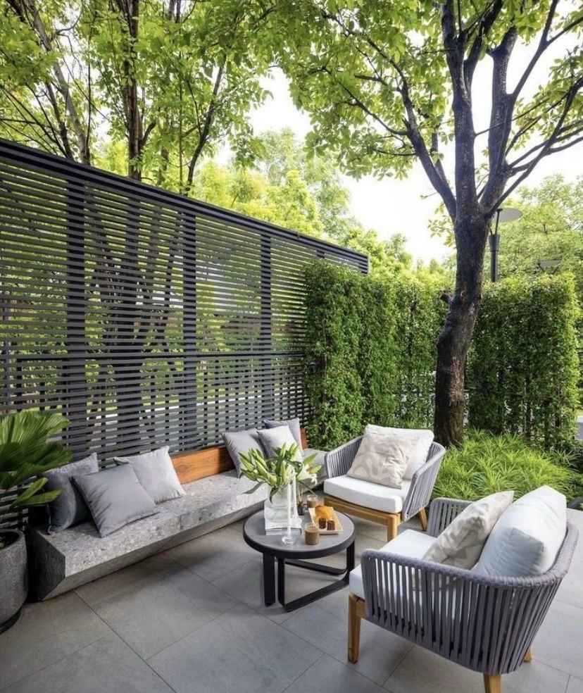 Góc thư giãn sân vườn với sofa ngoài trời và mảng xanh mát dịu