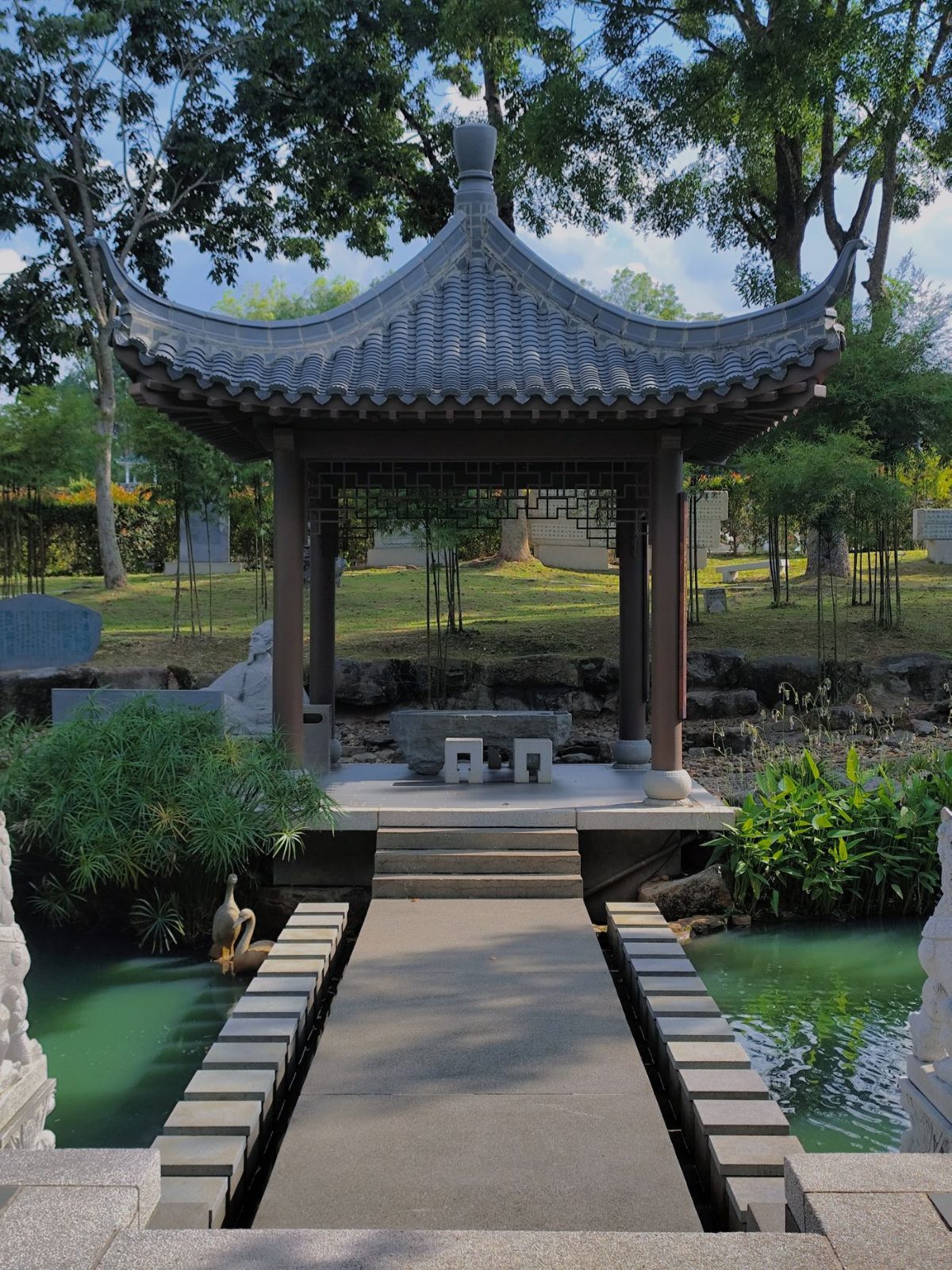 Góc thưởng trà sân vườn với ghế đá và lối đi đá tự nhiên