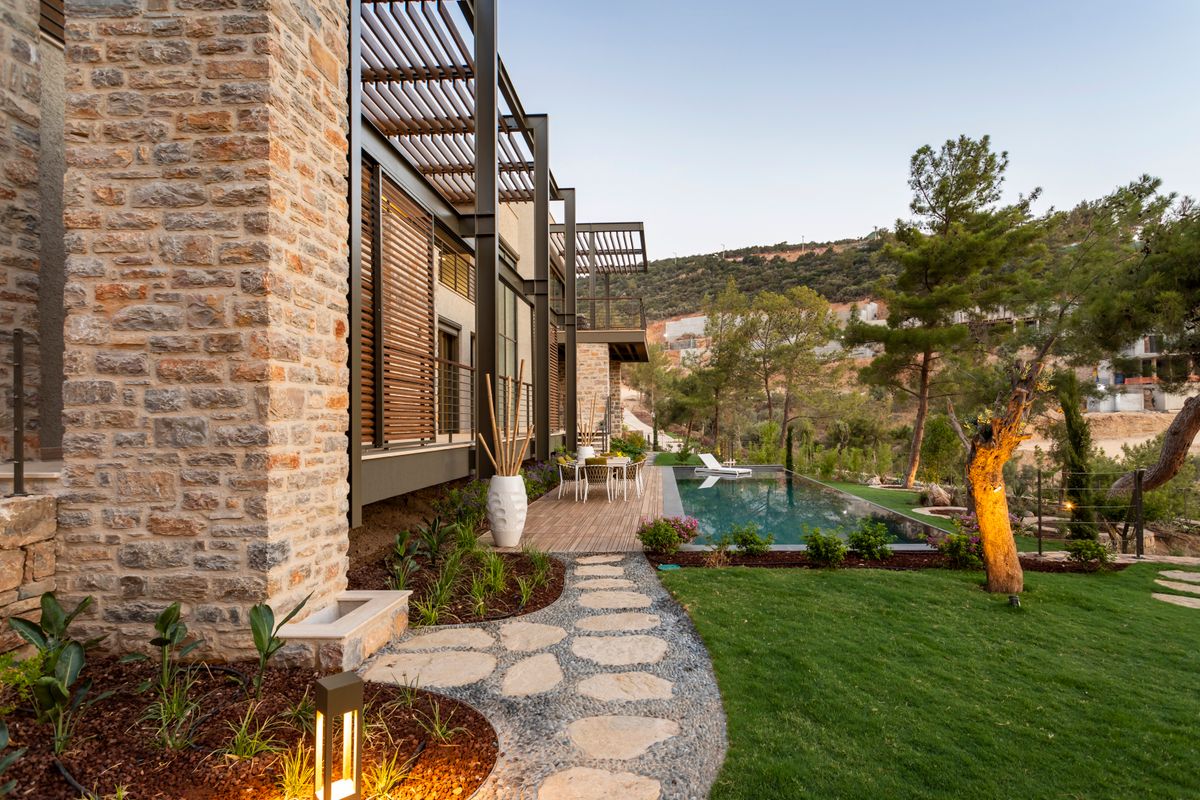 Hardscape Và Softscape Là Gì? 2 Thành Phần Của Mọi Khu Vườn 1 Hardscape và softscape là gì, sân vườn biệt thự với lối đi đá, tường đá và thảm cỏ