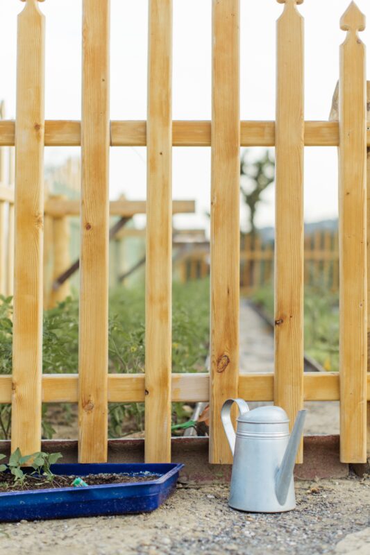 Gỗ Ngoài Trời: Vật Liệu Vàng Cho Sân Vườn Và Kiến Trúc Cảnh Quan Bền Đẹp 4 Hàng rào gỗ ngoài trời trang trí trong khu vườn