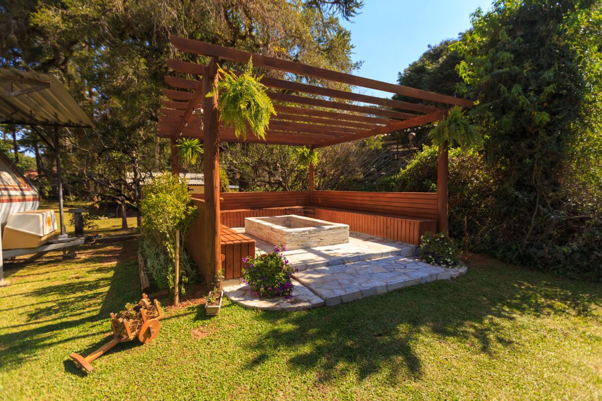Gỗ Ngoài Trời: Vật Liệu Vàng Cho Sân Vườn Và Kiến Trúc Cảnh Quan Bền Đẹp 5 Giàn lam pergola gỗ sân vườn biệt thự