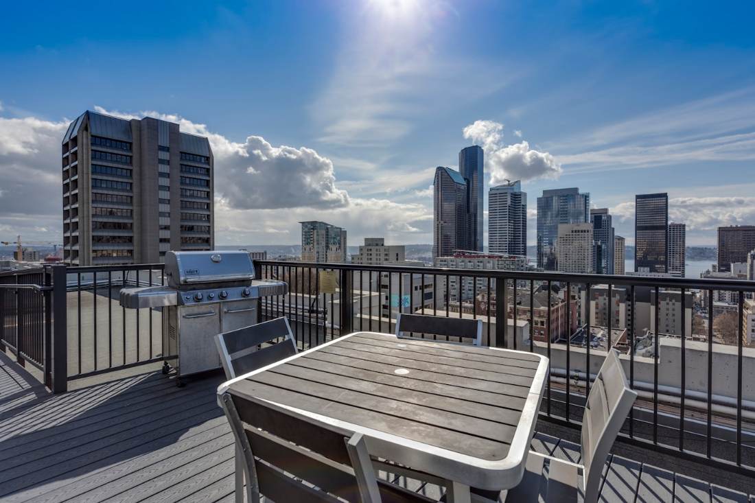 Thiết Kế Cảnh Quan Căn Hộ Penthouse: 7 Ý Tưởng Đẹp Đẳng Cấp 2026 4 Khu lounge ngoài trời trên sân thượng penthouse nhìn ra thành phố