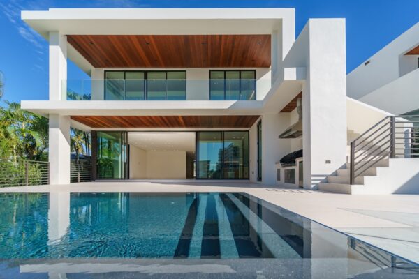 Tropical vs Modern: So Sánh Chi Tiết Và Cách Chọn Phong Cách Nhà Phù Hợp