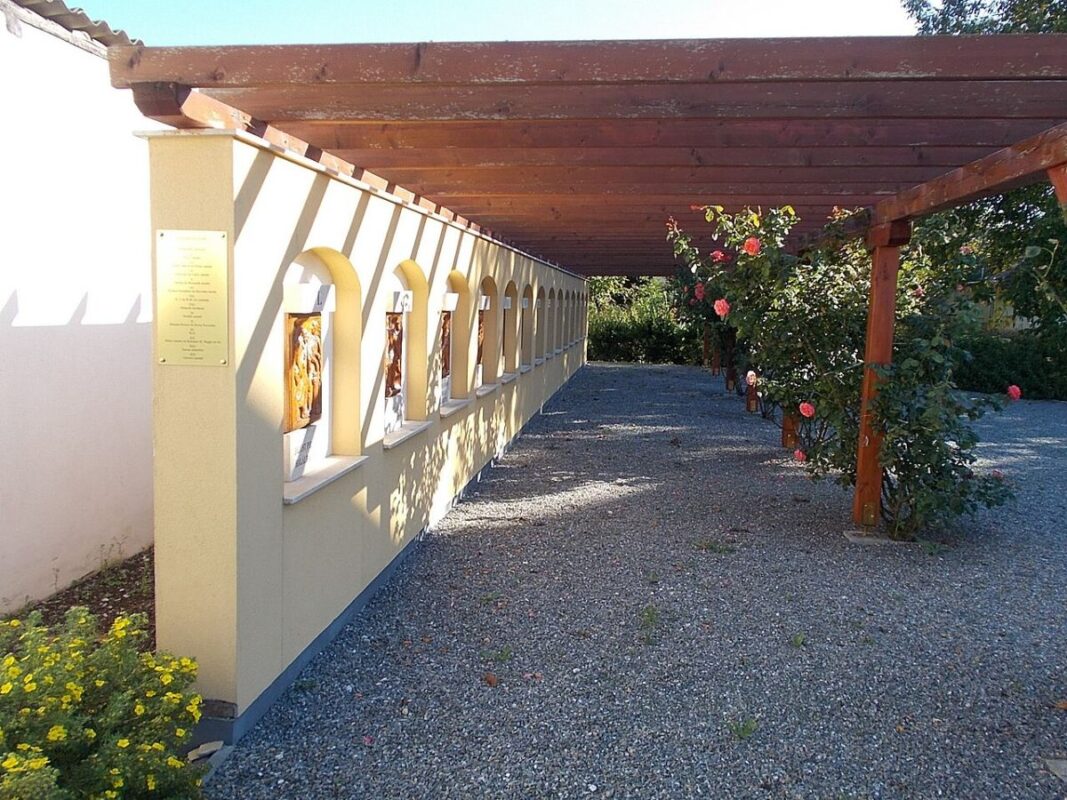 Lam Che Nắng Sân Vườn: 7 Mẫu Đẹp, Vật Liệu Và Chi Phí 2026 1 Lam che nắng sân vườn dạng pergola gỗ phủ trên lối đi sỏi