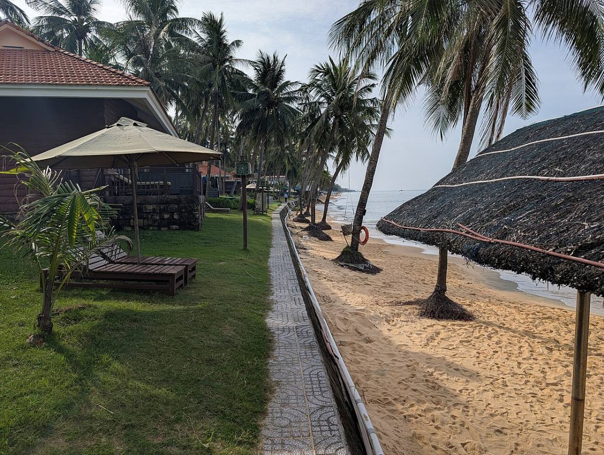 Lối đi lát đá và chòi lá trong resort ven biển Phú Quốc