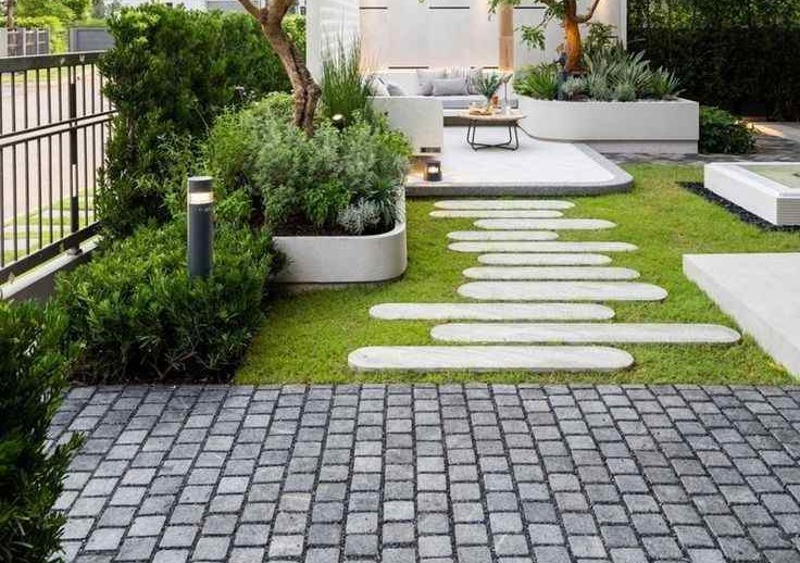 Mẫu Sân Vườn Lát Đá Đẹp: Điểm Nhấn Kiến Trúc Sân Vườn Biệt Thự 3 Đá tự nhiên lát sân vườn kiểu ô vuông ghi xám hiện đại