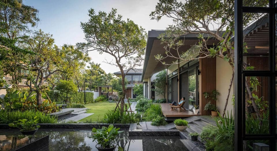 Thiết Kế Sân Vườn Hết Bao Nhiêu Tiền?Thiết Kế Sân Vườn Bao Nhiêu Tiền? Cập Nhật Giá Mới Nhất 2025Thiết Kế Sân Vườn Hết Bao Nhiêu Tiền? 3 Thiết kế cảnh quan biệt thự với sân vườn xanh mát, lối đi lát đá tự nhiên, hồ nước và bậc thềm đá chẻ.