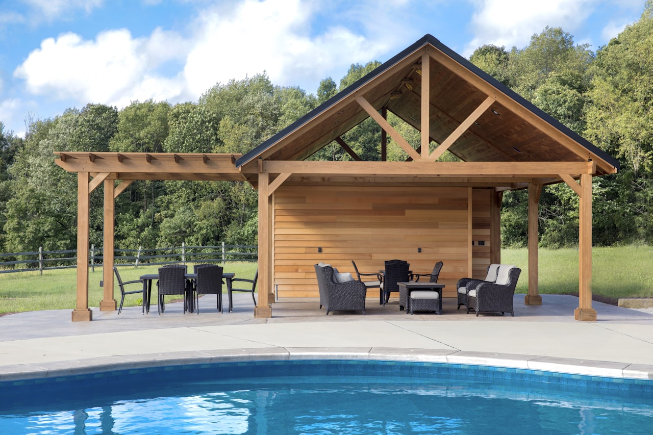 Pergola ngoài trời bằng gỗ cạnh hồ bơi biệt thự