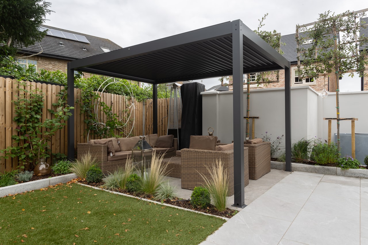 Pergola ngoài trời bằng nhôm hiện đại trong sân vườn nhỏ