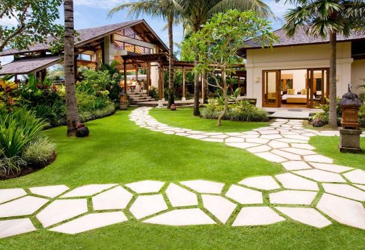 Cảnh Quan Biệt Thự Cao Cấp: 5 Nguyên Tắc Vàng Để Sân Vườn Đúng Gu, Đúng Tầm 4 Thiết kế cảnh quan biệt thự cao cấp với lối đi lát đá nghệ thuật, thảm cỏ xanh mướt và khu vườn nhiệt đới tươi mát.