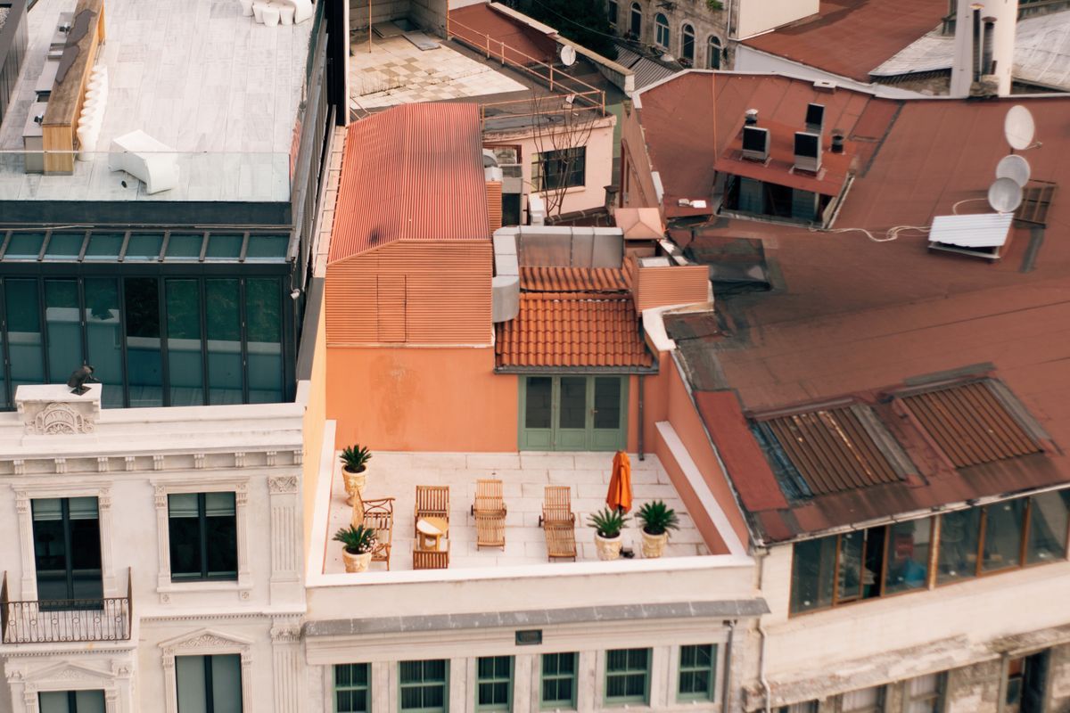 Rooftop garden terrace với khu vực thư giãn ngoài trời