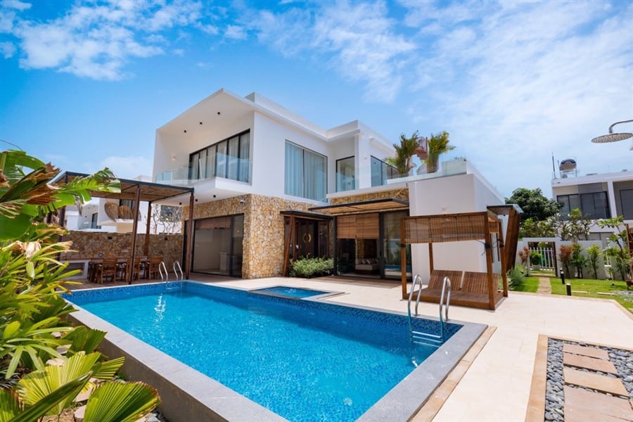 Thiết Kế Cảnh Quan Villa Phố 7x20: Giải Pháp Tối Ưu Không Gian 4 Cảnh quan villa phố hiện đại với hồ bơi, không gian sân vườn và kiến trúc trắng tối giản kết hợp vật liệu đá tự nhiên.