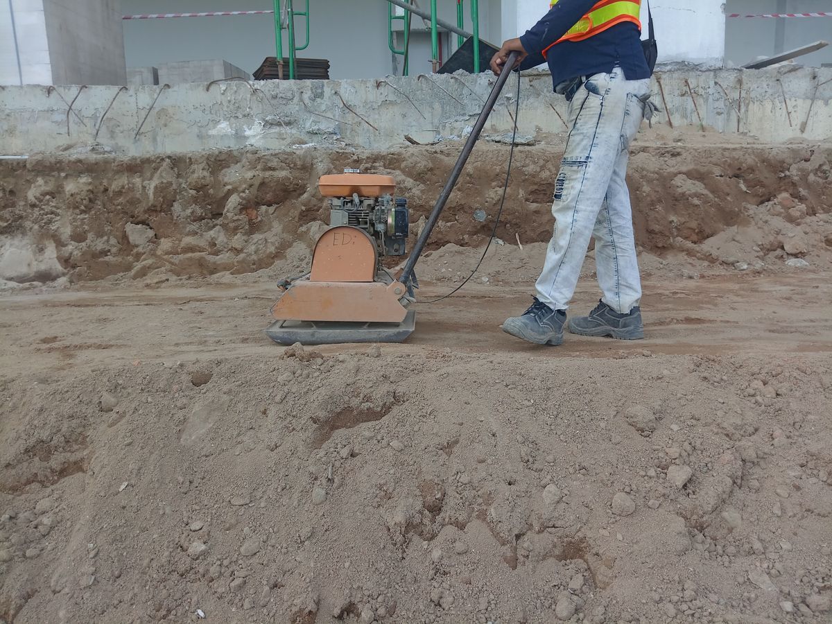 Quy Trình Thi Công Sân Vườn Gồm Mấy Bước? 8 Bước Chuẩn 3 Thợ đầm nền đất bằng máy trước khi thi công