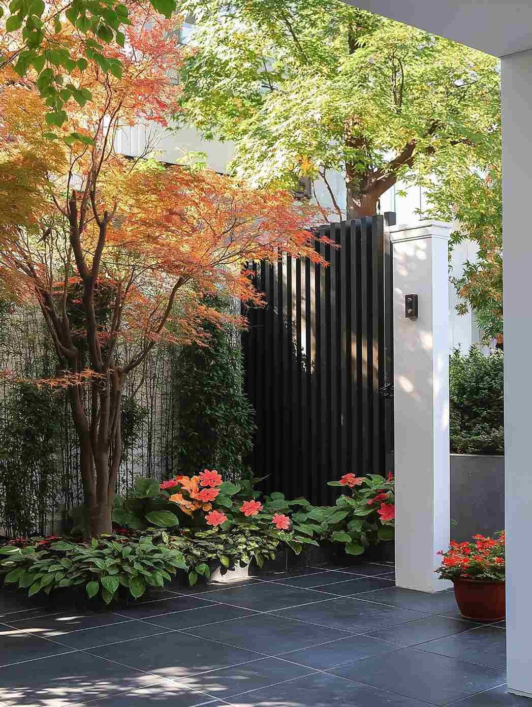 Sân vườn biệt thự mùa thu với cây lá đỏ vàng