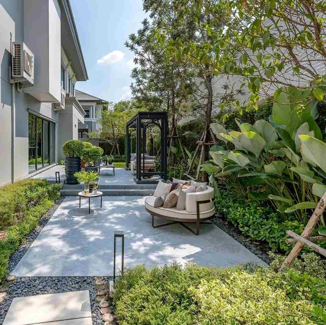 Sân Vườn Kiểu Resort – Xu Hướng Cảnh Quan Nghỉ Dưỡng Cho Biệt Thự Hiện Đại 4 Sân vườn kiểu resort hiện đại với lối đi đá và khu thư giãn ngoài trời