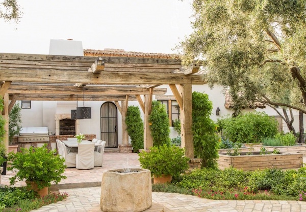 Sân vườn phong cách Địa Trung Hải với giàn pergola và cây xanh