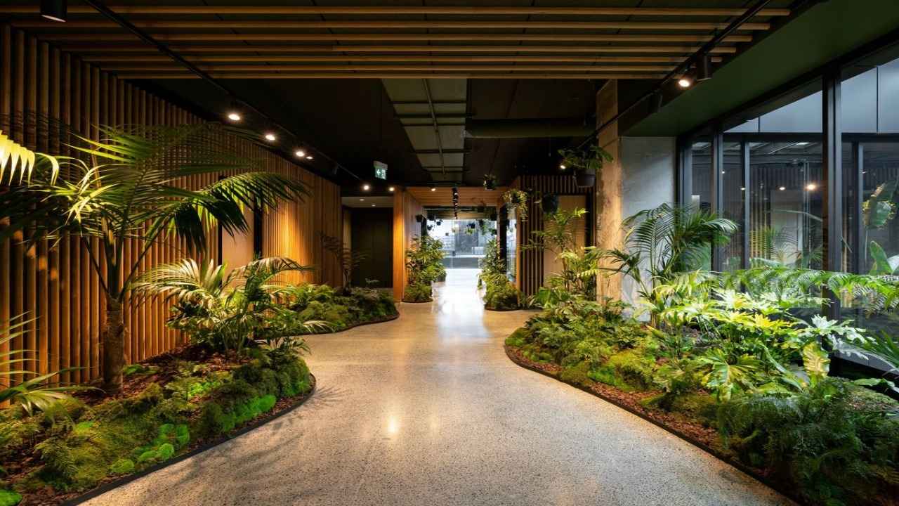 Sân Vườn Tropical – Hơi Thở Nhiệt Đới Trong Biệt Thự Hiện Đại 2 Sân vườn tropical trong nhà với luống cây xanh và ánh sáng ấm