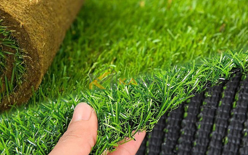 So sánh cỏ nhân tạo và cỏ tự nhiên