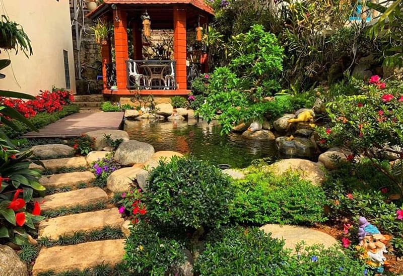 Tâm điểm của hồ cá sân vườn tropical