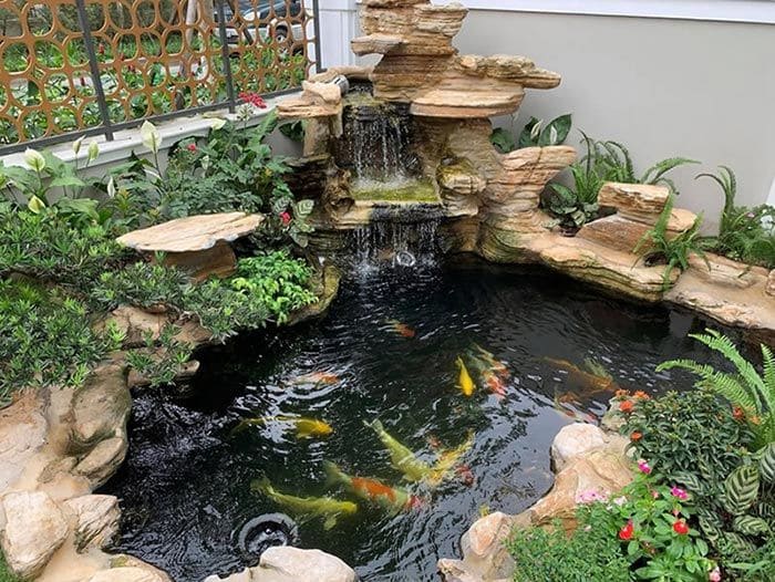 Thi Công Mặt Nước Sân Vườn – Biến Khu Vườn Thành Không Gian Biết Thở 3 Thi công mặt nước sân vườn với thác đá mini, suối nhân tạo và hệ cây xanh bản địa tạo không gian thư giãn đậm chất thiên nhiên.