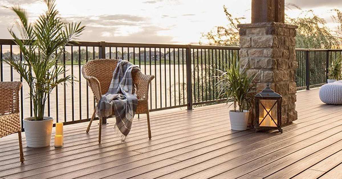 Không gian thư giãn với sàn gỗ nhựa ngoài trời bên hồ nước