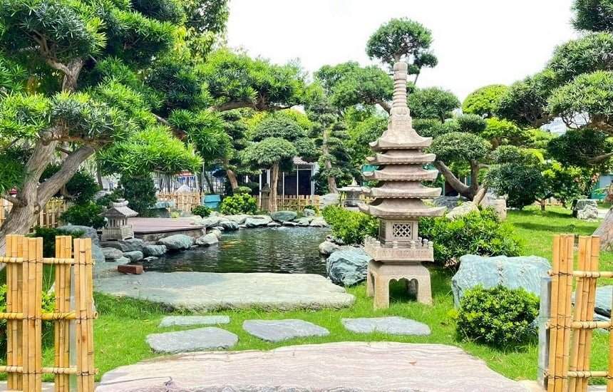 Vườn Thiền Nhật Bản – Tạo Ra Không Gian Thiền Định Giữa Đời Thường 3 Hồ nước và đèn đá trong vườn thiền Nhật Bản, bao quanh bởi cây xanh và đá tự nhiên.