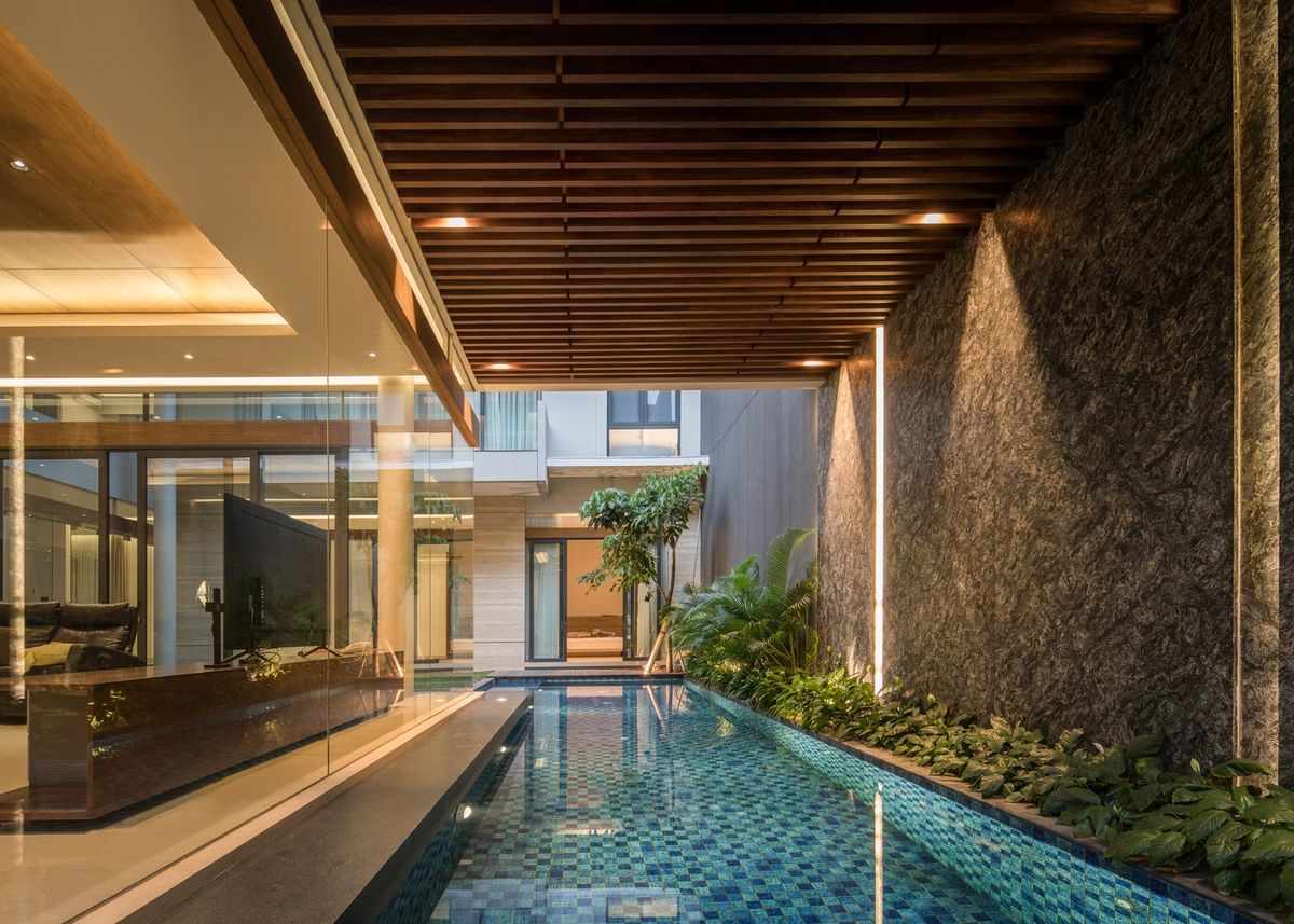 Thiết Kế Hồ Bơi Sân Vườn: Điểm Chạm Hoàn Hảo Giữa Nghỉ Dưỡng Và Thiên Nhiên 3 Hồ bơi biệt thự trong nhà kết hợp vườn xanh