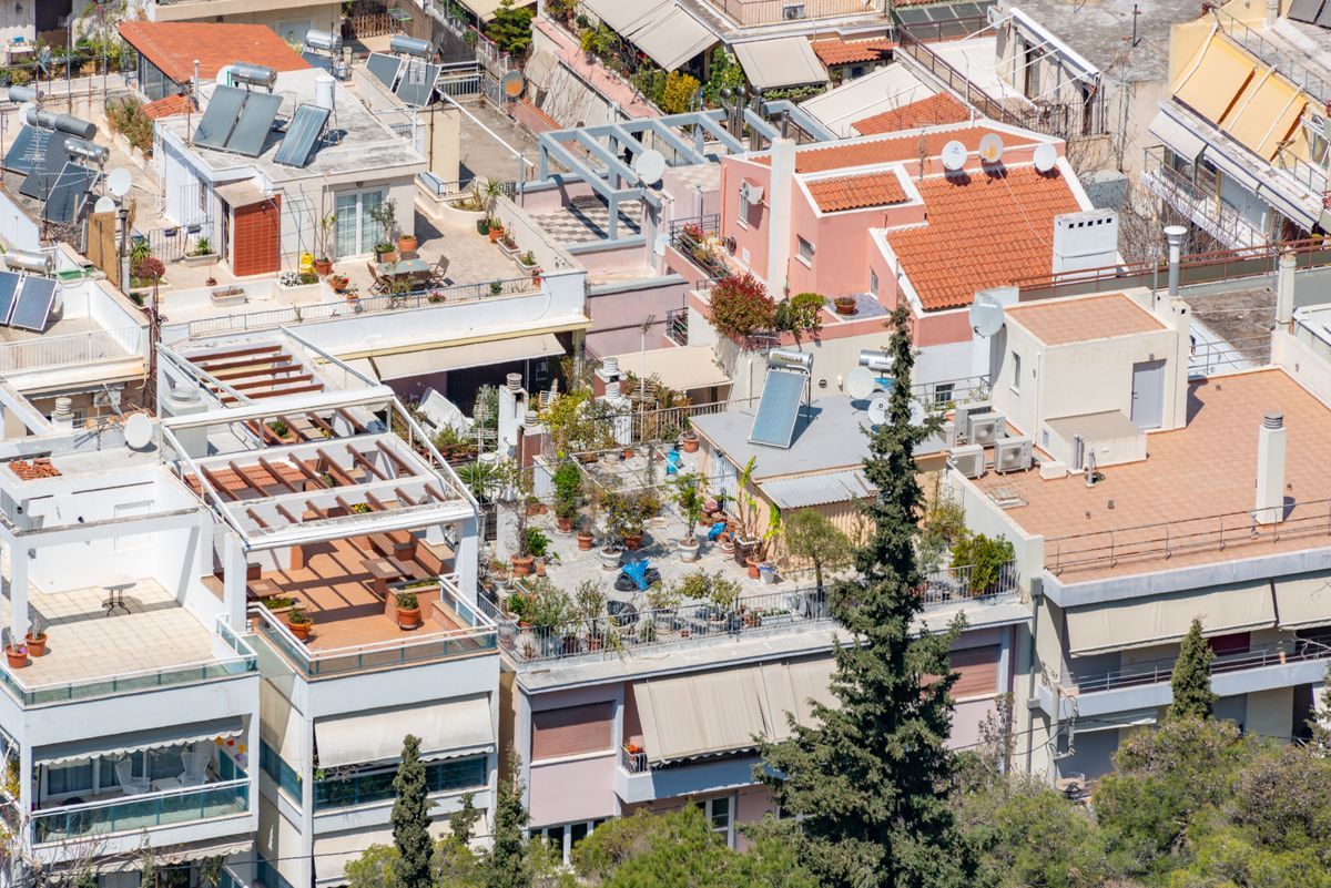 Thiết kế rooftop garden cho nhà phố với ban công trồng cây xanh