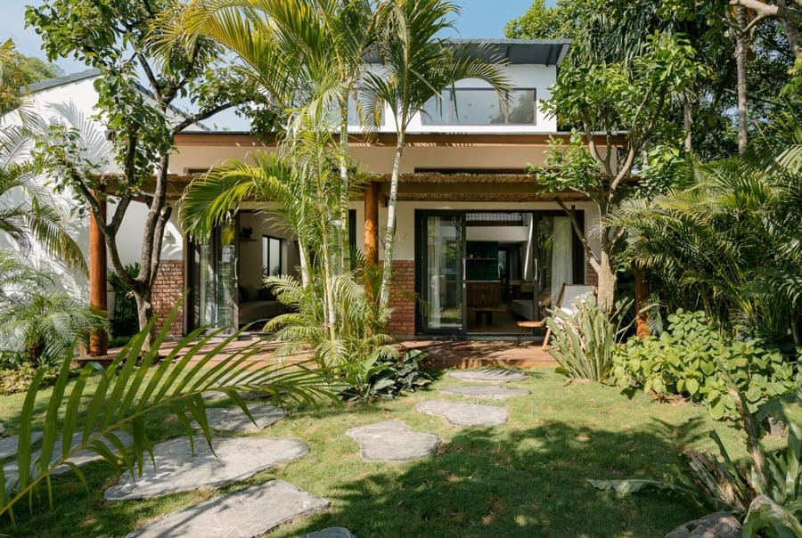 Bí quyết tạo sự cân bằng và đối xứng trong phong thủy cây xanh trước nhà.