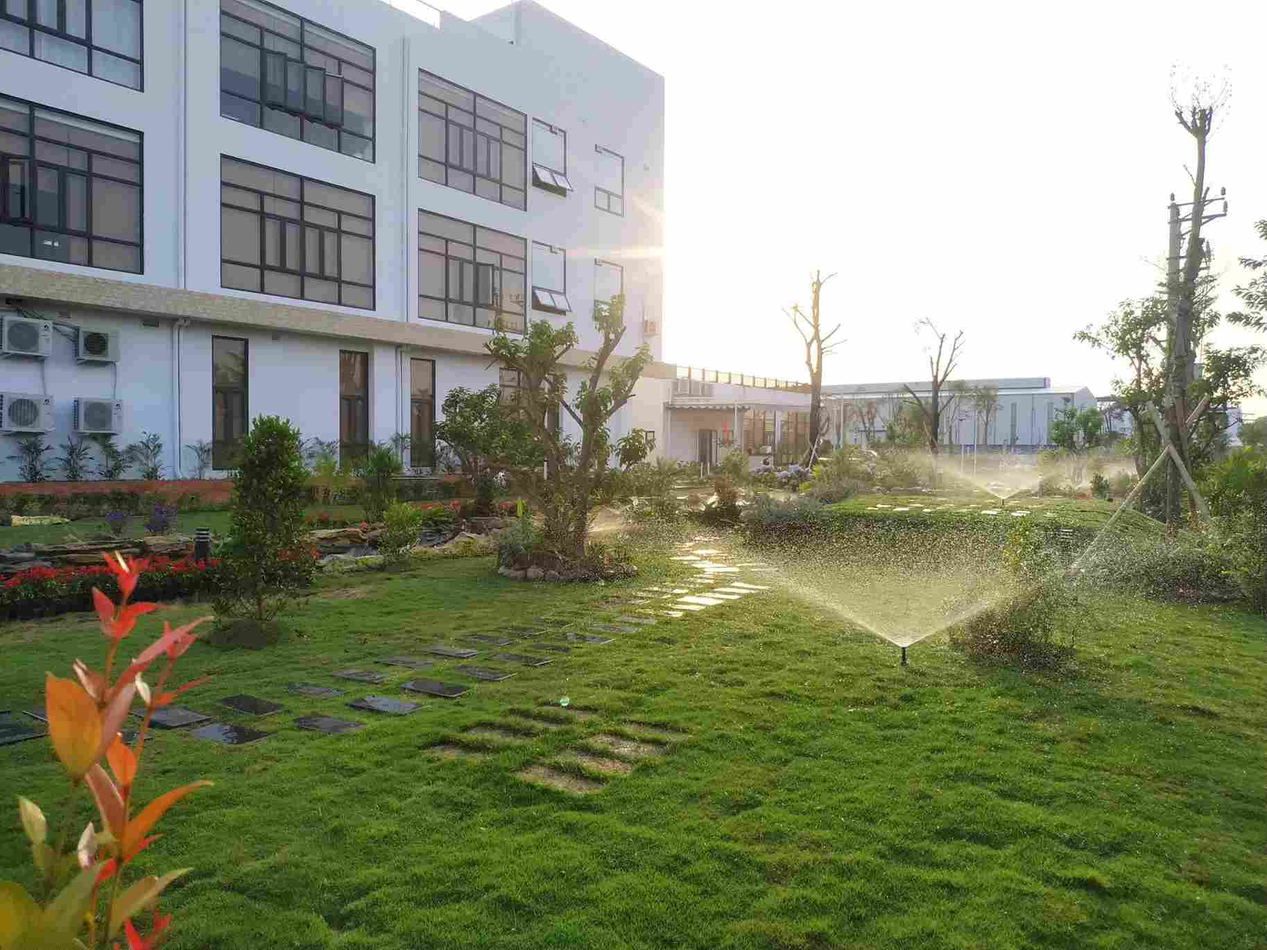 Tưới Cây Tự Động – Cam Kết Một Khu Vườn Luôn Xanh Dù Bạn Bận Rộn 2 Hệ thống tưới cây tự động âm sàn đang hoạt động nhẹ nhàng trong khu vườn biệt thự, đảm bảo cây xanh được chăm sóc hiệu quả và thẩm mỹ không gian được giữ nguyên.