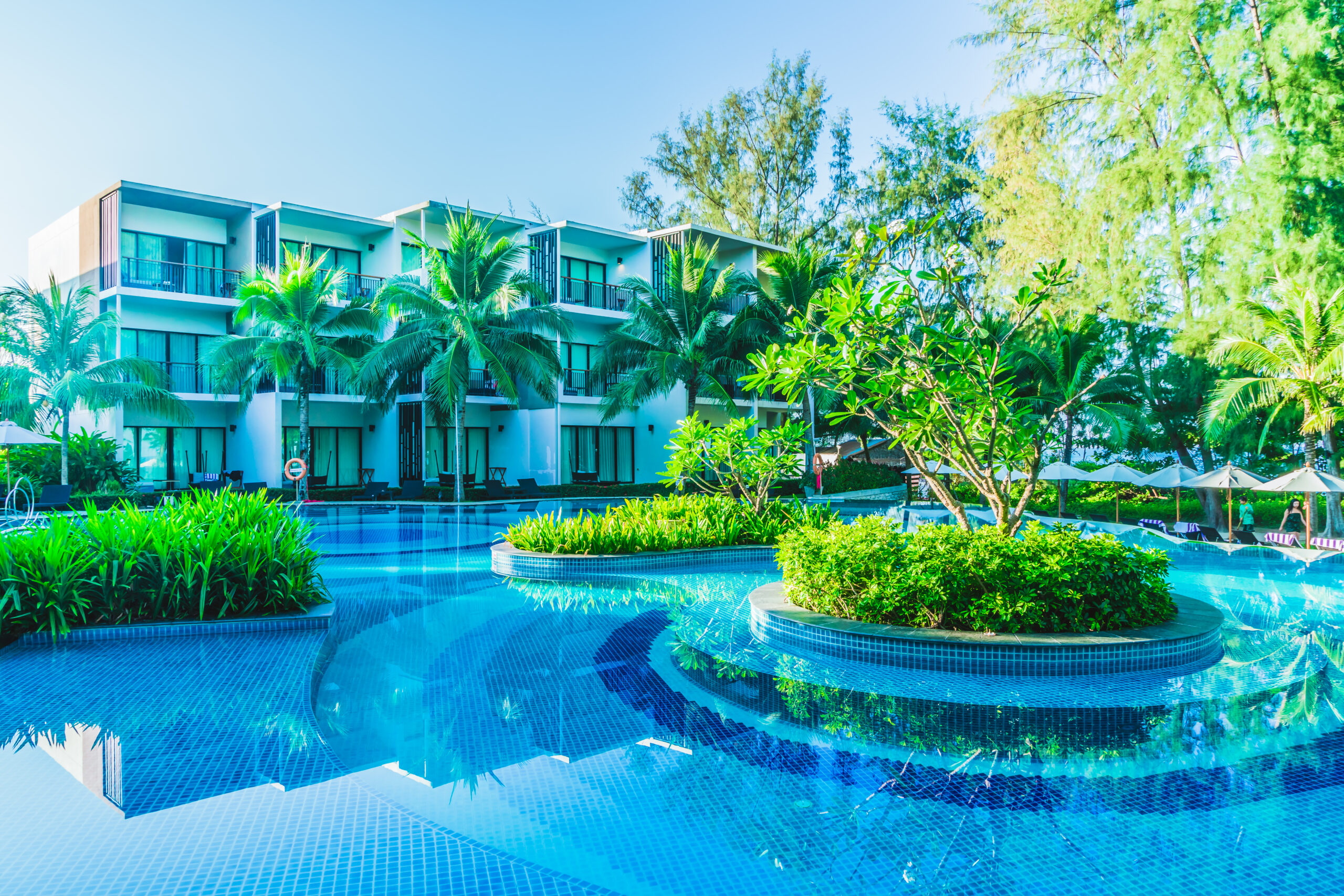 Khu villa hiện đại với hồ nước rộng, cây xanh và không gian nghỉ dưỡng trong lành, thư giãn.