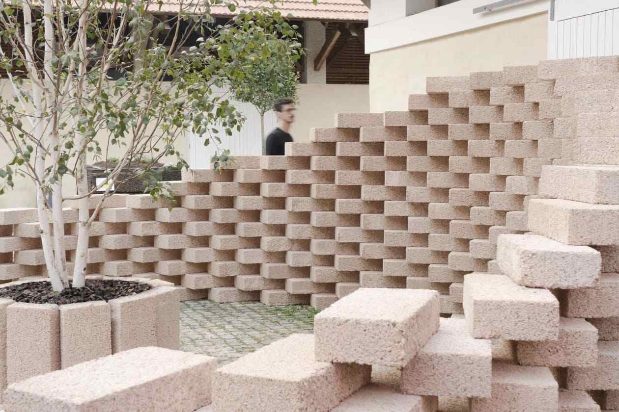 Vật Liệu Bền Vững Tạo Nên Nền Tảng Vững Chắc Cho Kiến Trúc Bền Vững 2 Vật liệu bền vững xây tường ngoài trời với kết cấu thông thoáng